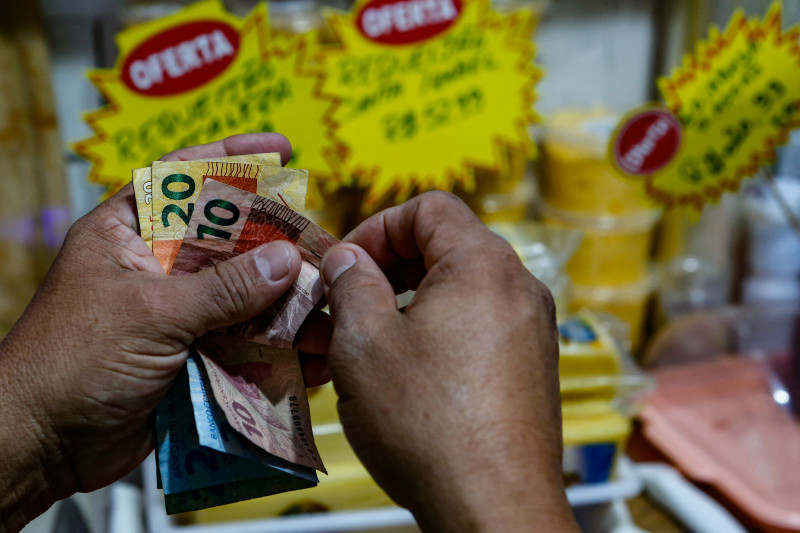 Antes do plano, famílias corriam aos supermercados para driblar preços 