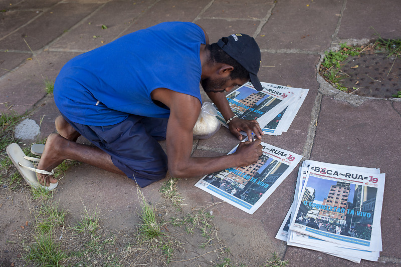 O jornal é a fonte de renda das pessoas em situação de rua 