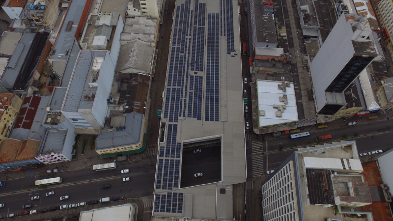 São mais de mil placas para gerar energia a partir do sol, instaladas no telhado do Pop Center