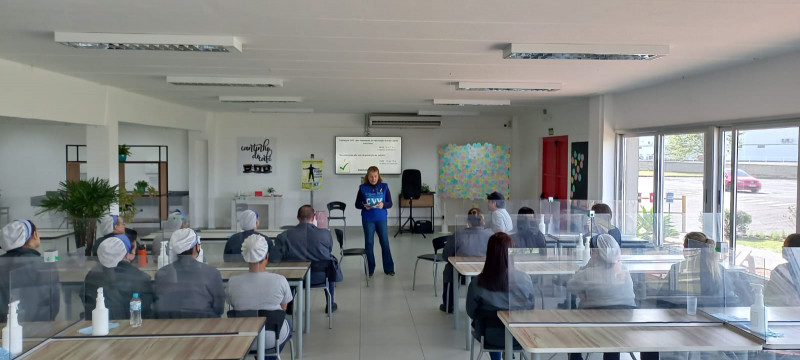 Voluntários do CVV realizam palestra em empresas e escolas sobre o Setembro Amarelo