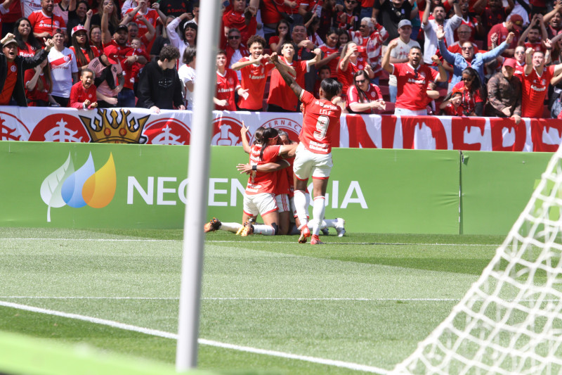 Com recorde de público, Internacional e Corinthians empatam