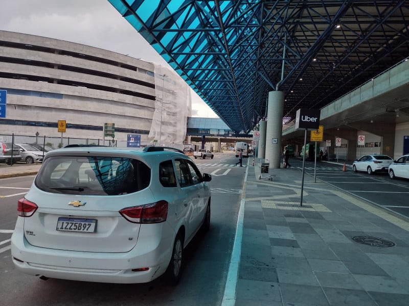 Uber pescador: motoristas ilegais disfarçados roubam corridas em aeroporto  - 28/11/2022 - UOL Carros