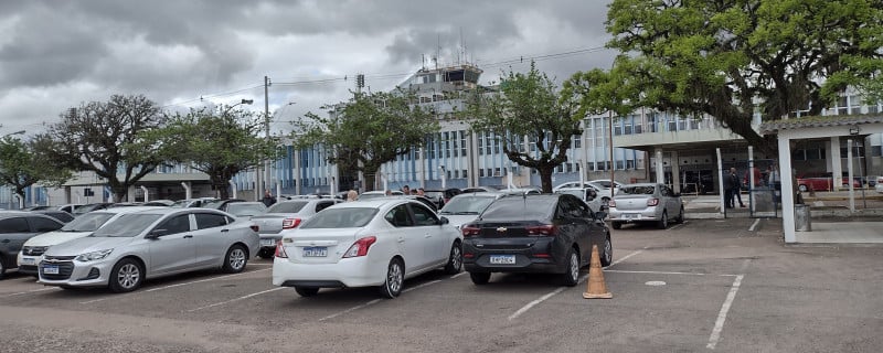 Uber pescador: motoristas ilegais disfarçados roubam corridas em aeroporto  - 28/11/2022 - UOL Carros