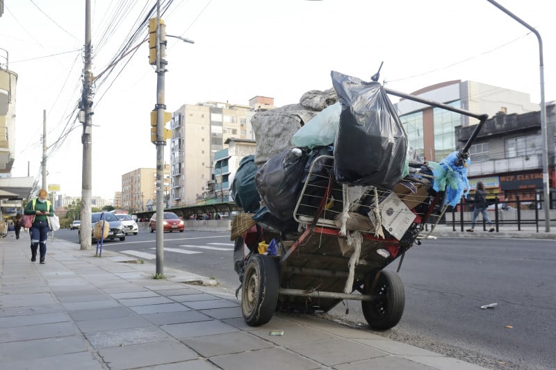 Carrinho puxado por catador é chamado de veículo de tração humana