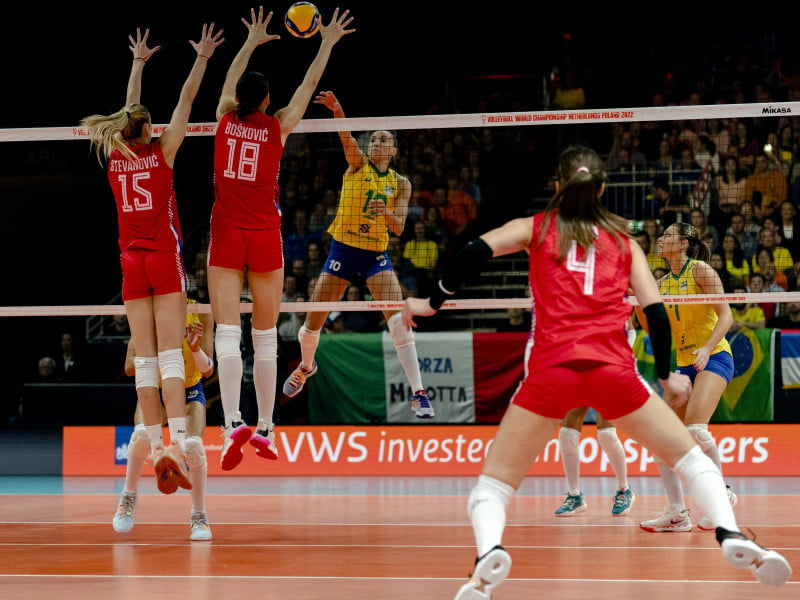 Renovado, Brasil volta à final do Mundial de vôlei feminino neste