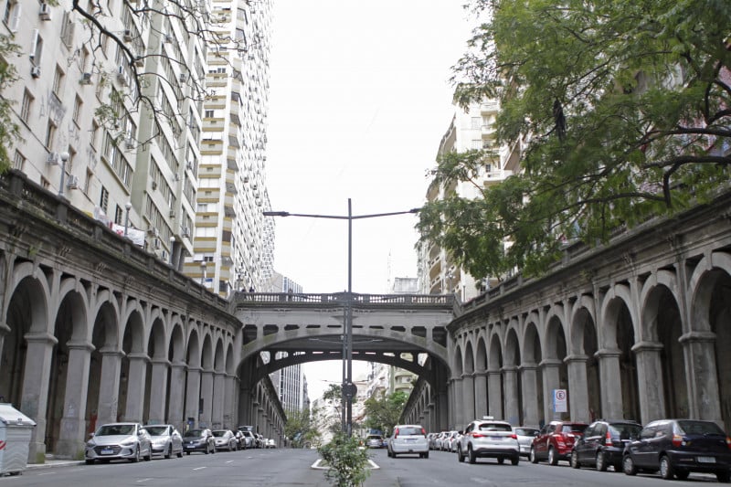 Projetado como uma obra de arte para a cidade, o Viaduto Otávio Rocha é tombado como patrimônio do município