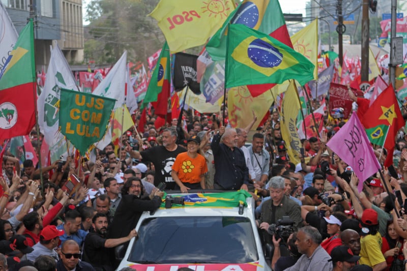 Ex-presidente participou de caminhada no centro da capital gaúcha