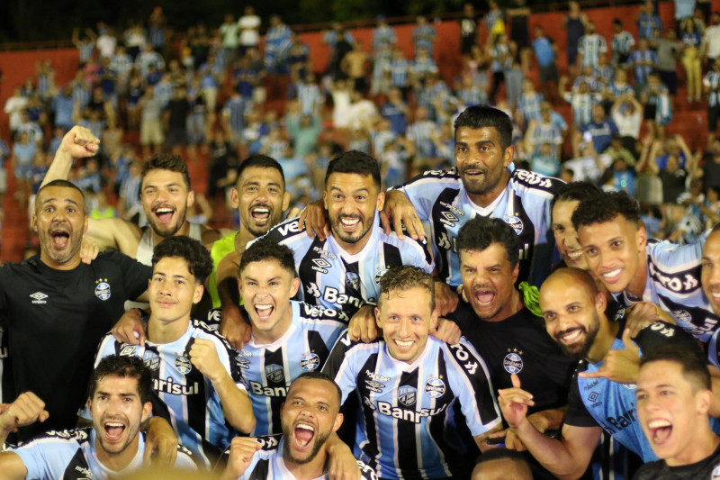 Jogadores celebram vitória e a volta do time para a linha de frente do Brasileirão