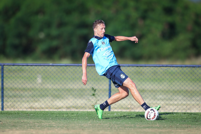 Lucas Leiva fez questão de seguir com o grupo nas últimas partidas