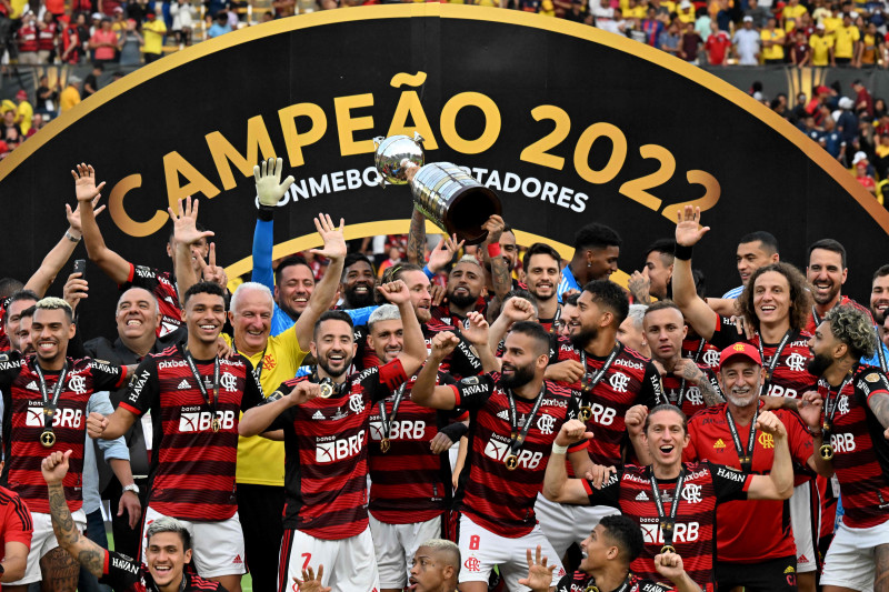 Tri da Libertadores do Flamengo parece com o tri do São Paulo e