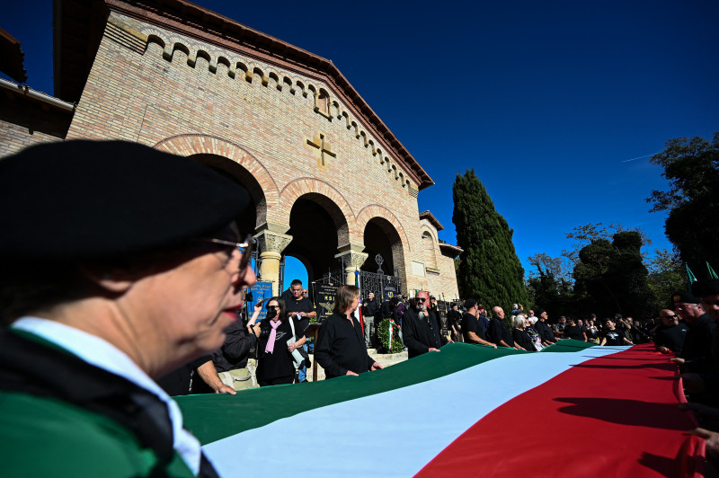 De 2 mil a 4 mil pessoas marcharam para a cripta de Mussolini, com muitos ostentando símbolos fascistas