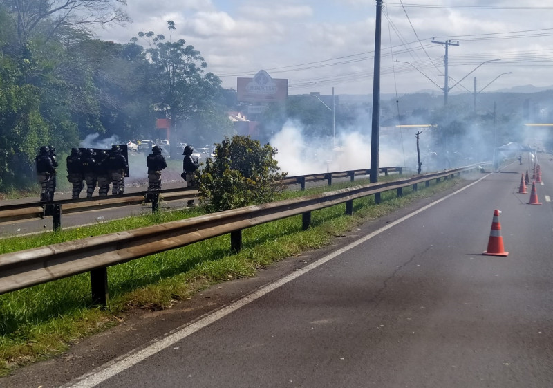 A tropa de choque utilizou bombas de gás lacrimogêneo para dispersar os manifestantes