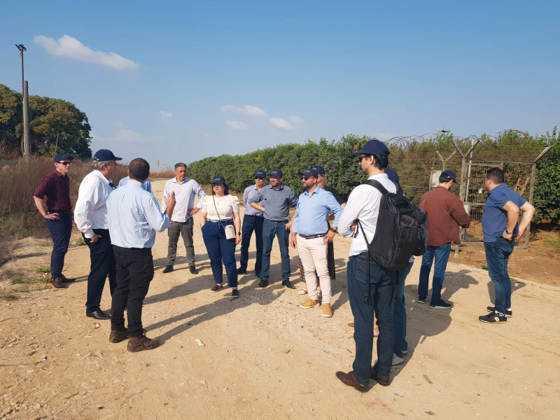 Gaúchos visitaram plantação de citrus irrigada por gotejamento com água do sistema de tratamento de esgoto