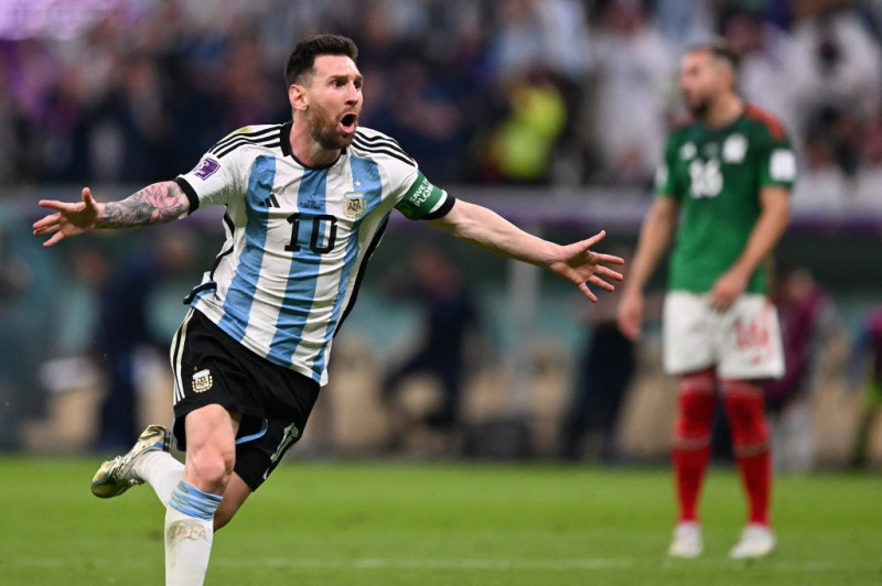 Maior solista do futebol, Messi define e mantém a Argentina viva na Copa