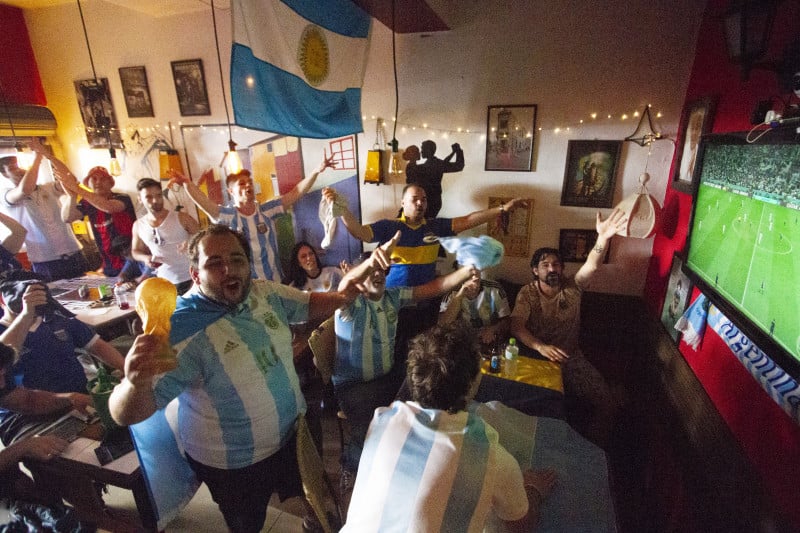 Assista à torcida da Argentina cantando em jogo da Copa