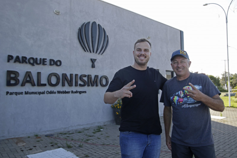 João Vitor Justo e Fábio Lipes são pilotos de balão e acreditam no potencial do balonismo para a economia local Foto: LUIZA PRADO/JC