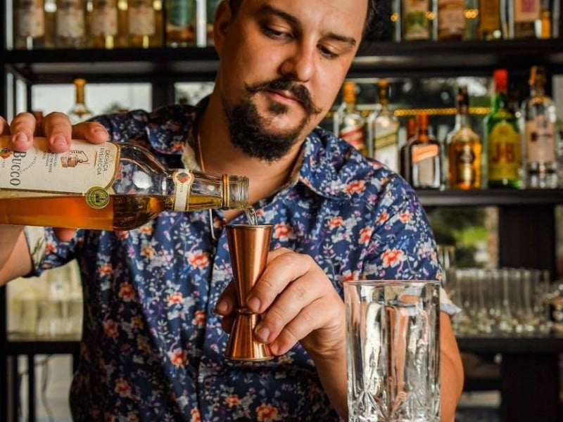 No dia 9 de fevereiro, quinta-feira, às 19h, a atração será o curso Coquetelaria em Casa, com o bartender Marcelo Pereira