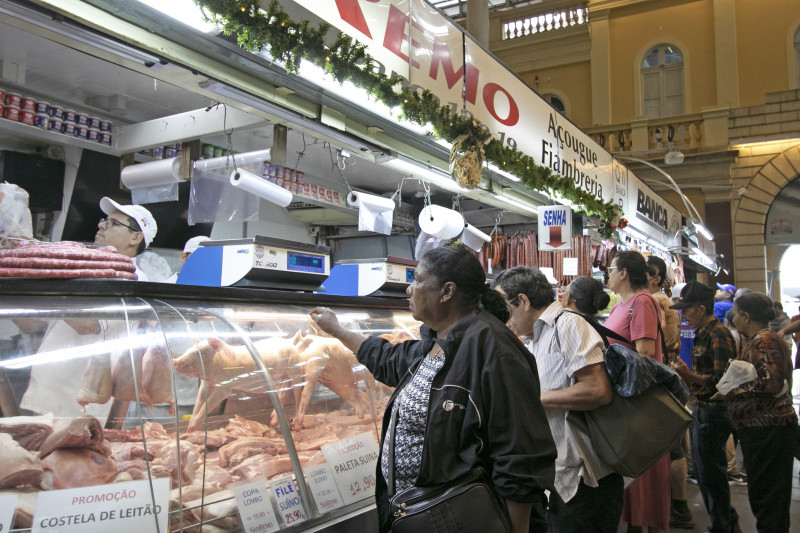 Movimento foi intenso no Mercado Público para compras da ceia de Ano Novo