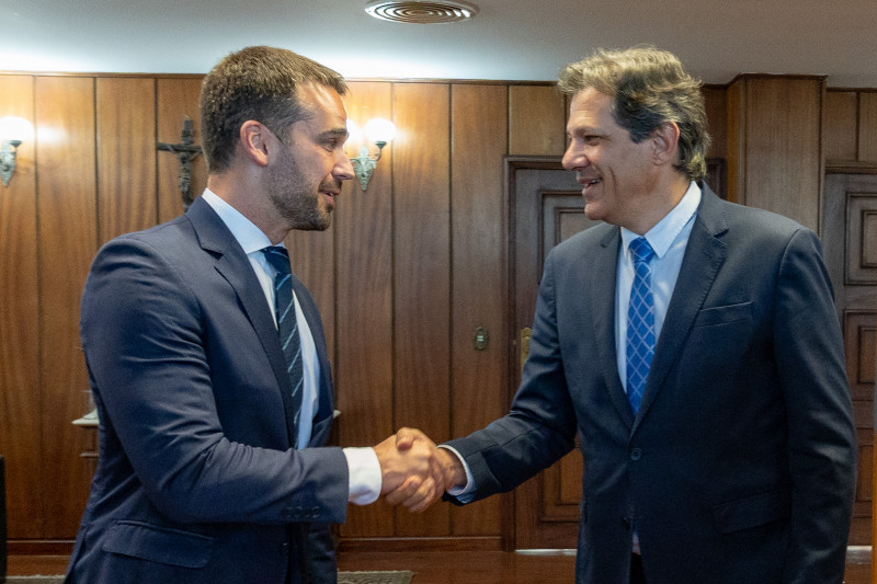 Governador gaúcho Eduardo Leite saiu otimista de encontro com o ministro Fernando Haddad; repasse da União poderá ser escalonado  ￼