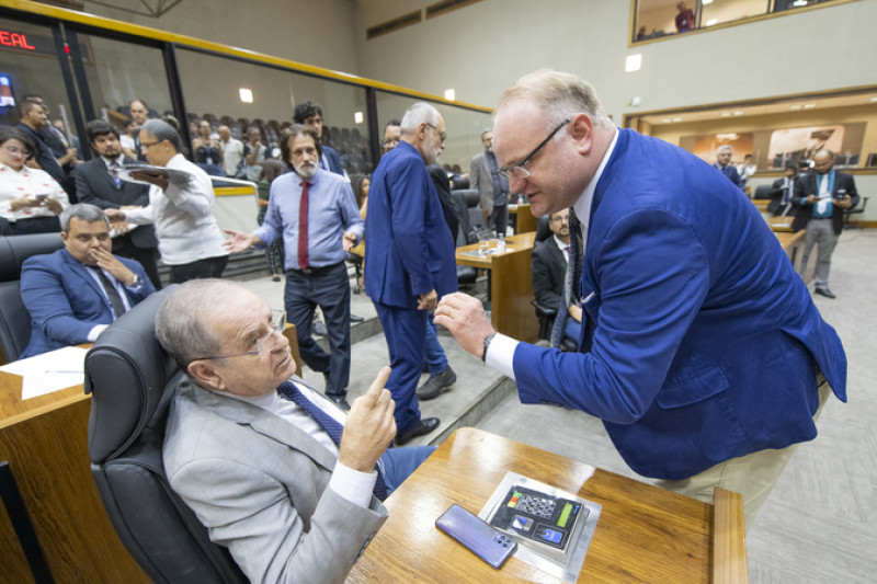 Discussão começou após Albrecht (de pé) criticar gastos do Legislativo