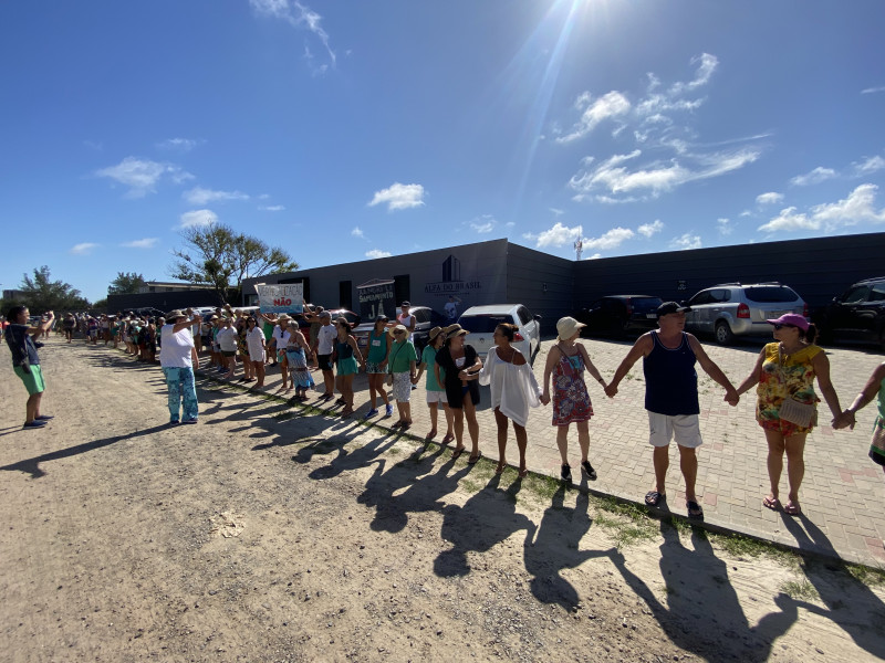 Grupo fez abraço coletivo onde será construída torre de 14 andares na beira-mar de Xangri-lá