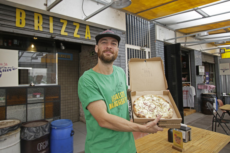 Thom&aacute;z Coletti &eacute; s&oacute;cio da Brizza Forneria, uma das pizzarias participantes do Poa em Dobro Foto: LUIZA PRADO/JC