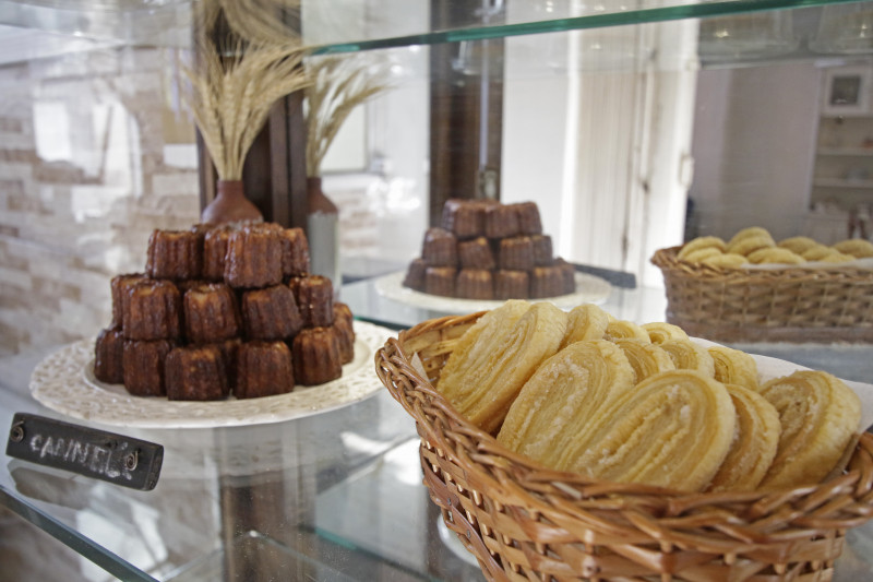 Os destaques são o pão baguete, croissant e canelé, clássicos da França Foto: LUIZA PRADO/JC