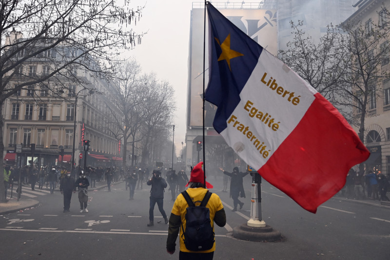 Ao menos 1 milhão de pessoas participam da jornada de protestos desta quinta-feira (23) em Paris