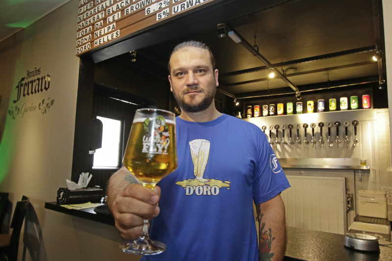 Rodrigo Ferraro, sócio da operação e irmão mais velho da dupla, é especialista em cerveja e gastronomia Foto: LUIZA PRADO/JC