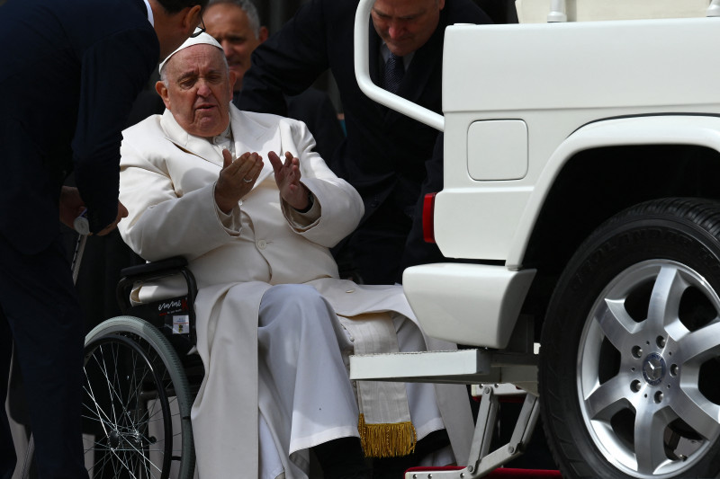 Papa Francisco passa por terapia respiratória e tem boa