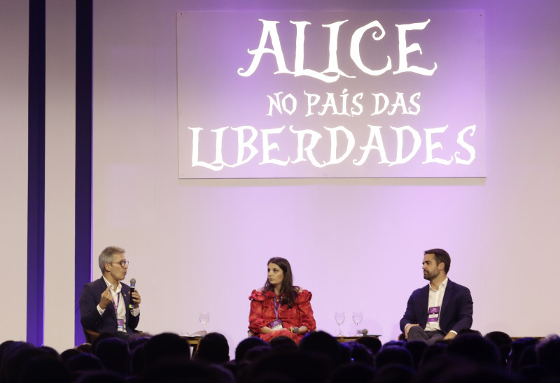 Presidente do IEE, Victoria Jardim conduziu painel de Zema (e) e Leite