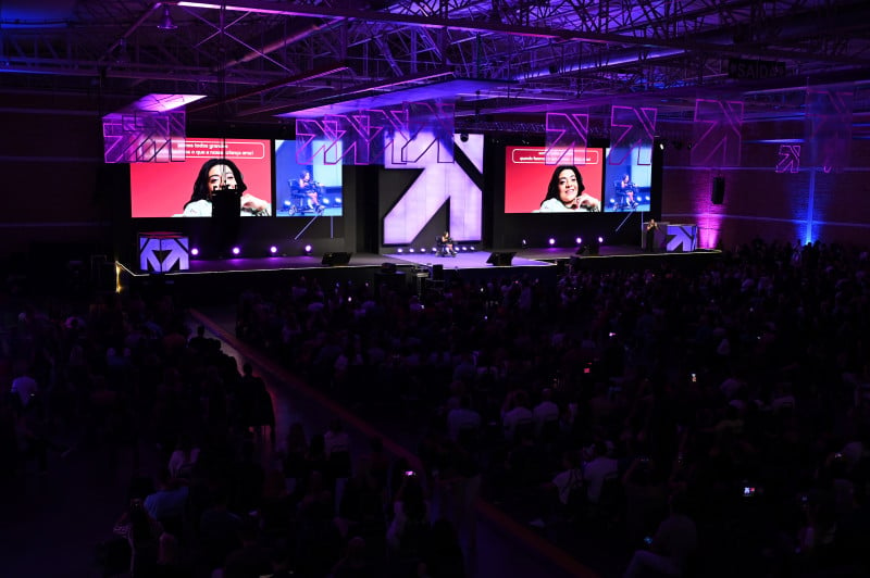 A criadora de conteúdo Pequena Lo foi uma das palestrantes do primeiro dia de Gramado Summit 2023 Foto: Gustavo Merolli/GramadoSummit/Divulgação/JC