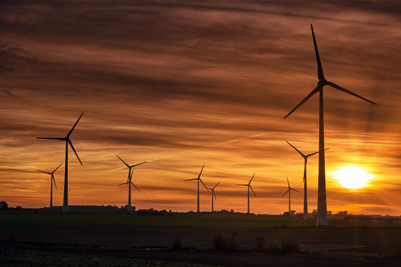 Setor energético busca tornar-se melhor aparelhado e preparado para o futuro através de sua modernização e investimentos em fontes renováveis, como a eólica e a solar 