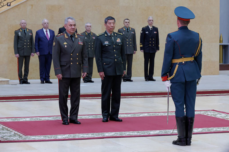 Russo Serguei Choigu e o chinês Li Shangfu prometeram estreitar a cooperação e o comércio militar entre seus Estados