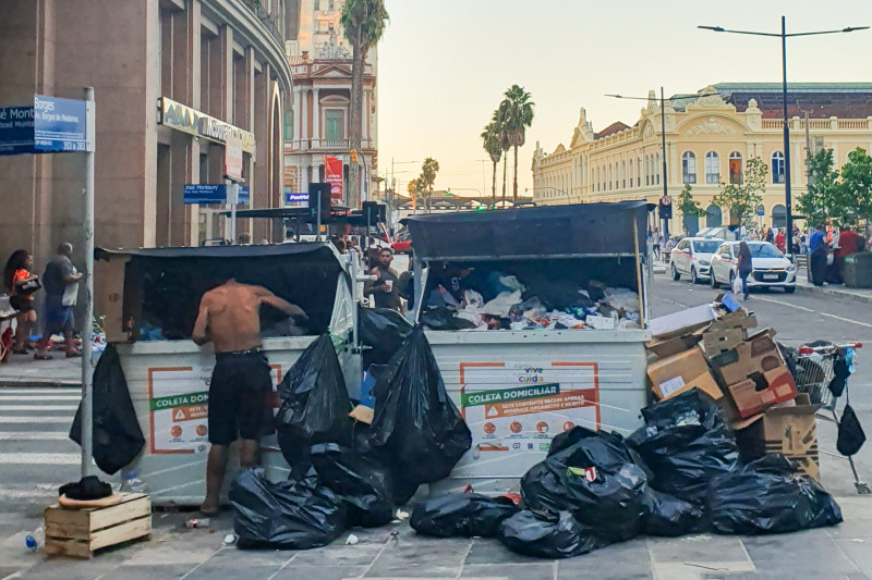 Cenário com lixo espalhado no entorno de contêineres se tornou comum na capital; prefeitura rompeu contrato com consórcio