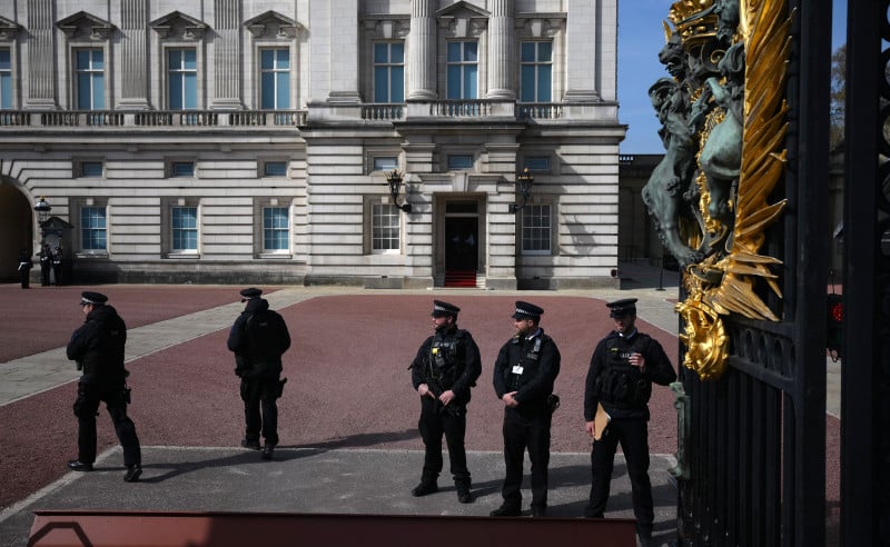 Nem o rei Charles III nem a rainha consorte Camilla estavam no Palácio no momento do incidente