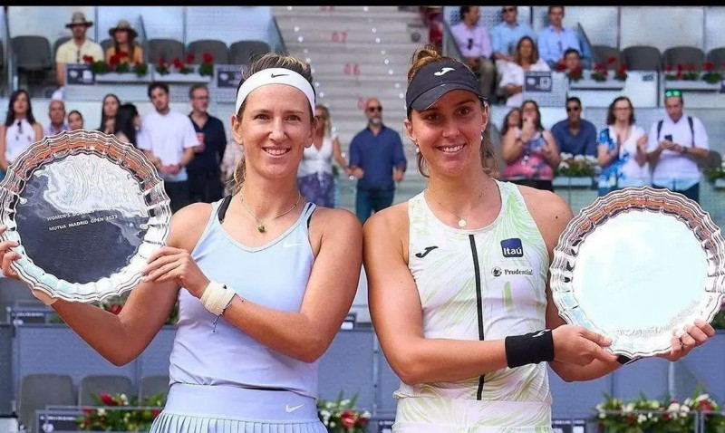 Brasileira Bia Haddad (d) conquistou o título de duplas do Masters 1000 de Madrid, ao lado da bielorrussa Victoria Azarenka 