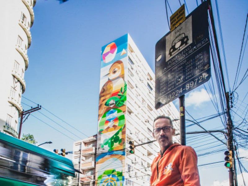 Artista urbano veterano, já teve suas obras presentes em grandes exposições nacionais e internacionais