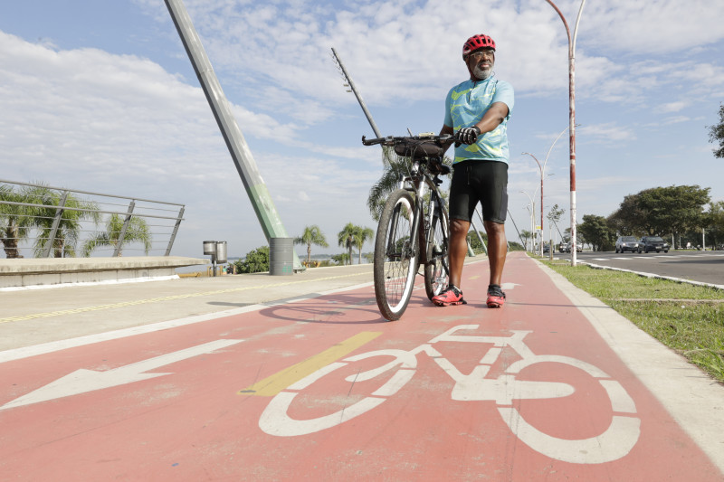 Carlos Augusto da Silva ensina pessoas a andar de bicicleta, aos fins de semana, no Parque Marinha do Brasil Foto: TÂNIA MEINERZ/JC