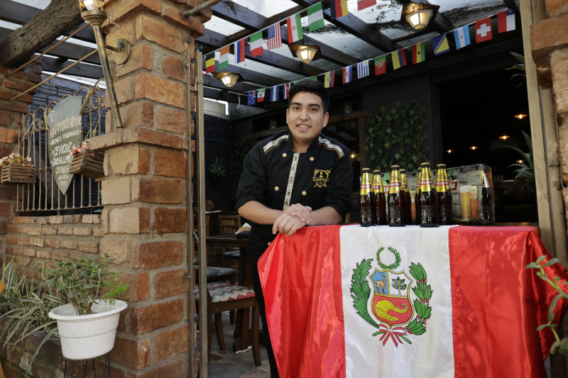 Jhanko &eacute; o empreendedor &agrave; frente da La Taverna 416, neg&oacute;cio que fica no bairro Rio Branco Foto: T&Acirc;NIA MEINERZ/JC