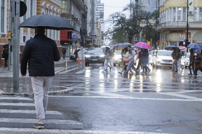 Porto Alegre teve pancadas fortes de chuva e rajadas de vento durante a tarde de quinta-feira