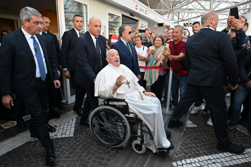 Pontífice, de 86 anos, deixou a Clínica Gemelli, em Roma, em uma cadeira de rodas, sorrindo e acenando para os repórteres e simpatizantes 