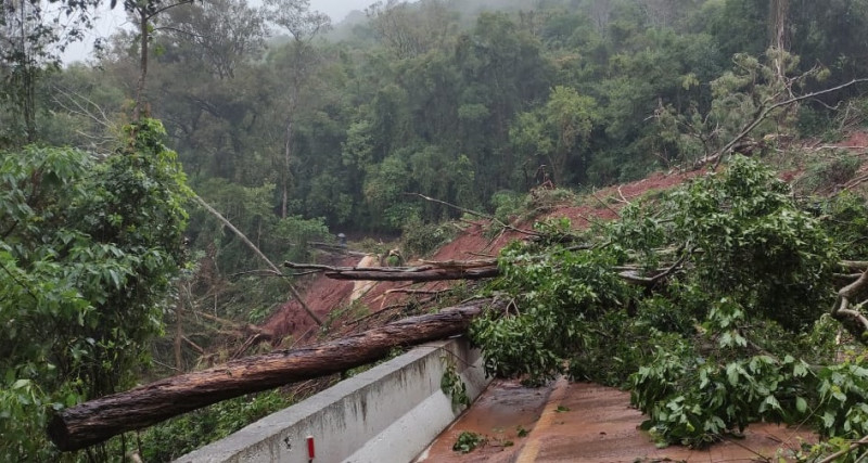 Há diversos trechos de rodovias interditados após as chuvas