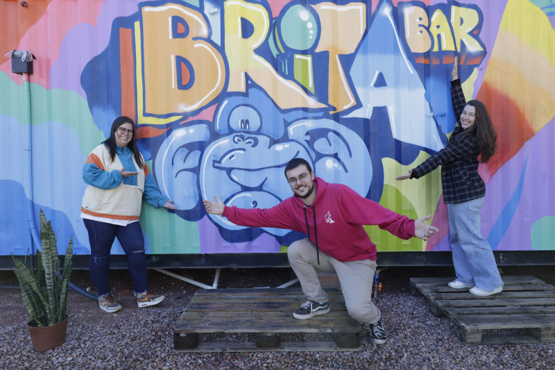 Tha&iacute;s Gomes, Pedro Vieira e Fernanda Bert&eacute; s&atilde;o os s&oacute;cios do Brita Bar Foto: T&Acirc;NIA MEINERZ/JC