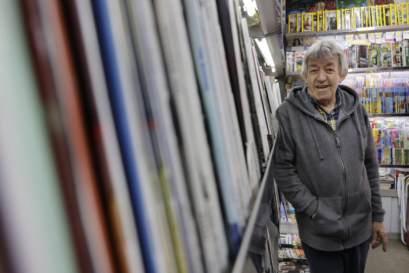 Modernidades &agrave; parte, a banca conserva o que tem de mais tradicional e precioso no manuseio do objeto de leitura Foto:  T&Acirc;NIA MEINERZ/JC