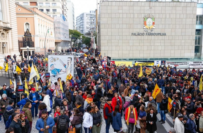 Dezenas de servidores estão concentrados em frente à Assembleia e ao Palácio Piratini