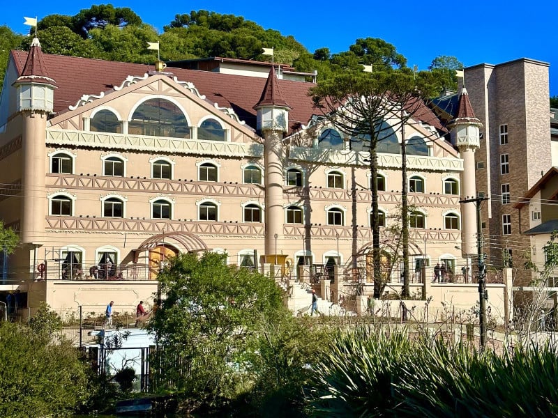 O empreendimento foi construído em forma de castelo e fica na Avenida Borges de Medeiros 