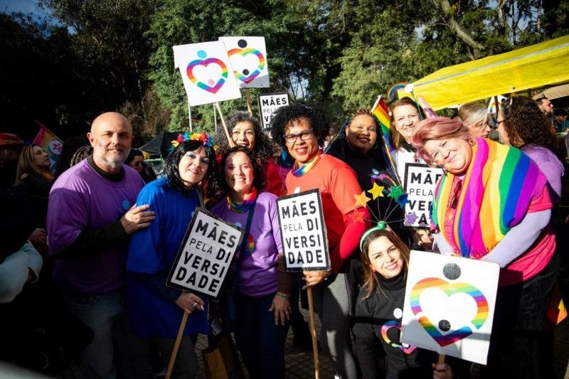 Mães e pais do grupo participam de eventos e mobilizam a sociedade no Rio Grande do Sul; na foto, registro durante celebração do Orgulho LGBT 