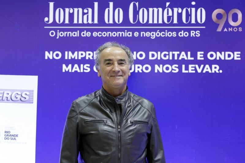 {'nm_midia_inter_thumb1':'https://www.jornaldocomercio.com/_midias/jpg/2023/06/25/206x137/1_tm_230623_mapa_economico_pelotas__29_-10249022.jpg', 'id_midia_tipo':'2', 'id_tetag_galer':'', 'id_midia':'6498ae3c6ff75', 'cd_midia':10249022, 'ds_midia_link': 'https://www.jornaldocomercio.com/_midias/jpg/2023/06/25/tm_230623_mapa_economico_pelotas__29_-10249022.jpg', 'ds_midia': 'Júlio Centeno, Pesquisador e Relações Institucionais da Embrapa. Painel para Mapa Econômico do RS, em Pelotas. Jornal do Comércio 90 anos  ', 'ds_midia_credi': 'TÂNIA MEINERZ/JC', 'ds_midia_titlo': 'Júlio Centeno, Pesquisador e Relações Institucionais da Embrapa. Painel para Mapa Econômico do RS, em Pelotas. Jornal do Comércio 90 anos  ', 'cd_tetag': '1', 'cd_midia_w': '800', 'cd_midia_h': '533', 'align': 'Left'}