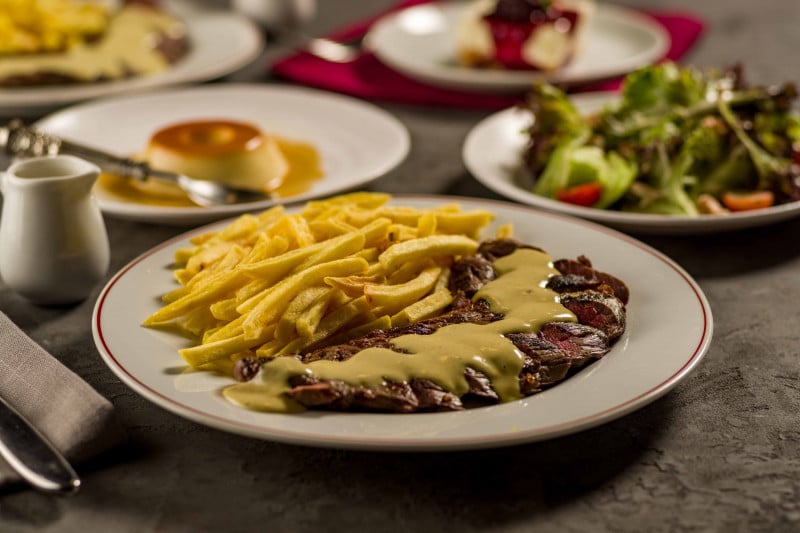 O restaurante, que fica no bairro Auxiliadora, oferece cortes de entrecot com fritas, entradas e sobremesas Foto: L' ENTREC&Ocirc;TE DE PARIS/DIVULGA&Ccedil;&Atilde;O/JC